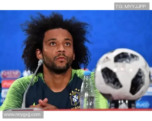 足球明星穿着棒球服的时尚造型展示与球场魅力结合的精彩瞬间